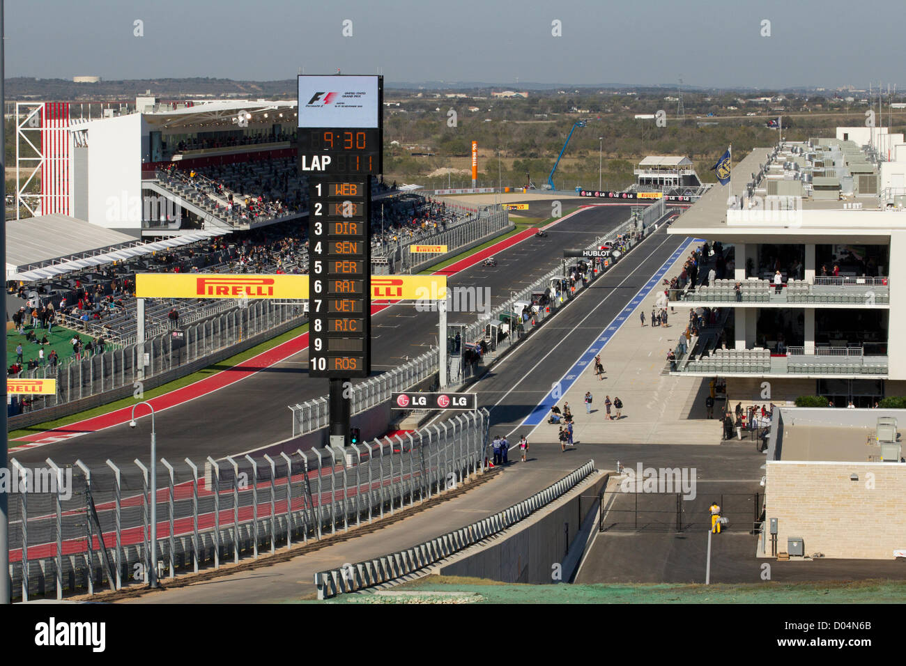 Vue de la tribune principale (l) et l'aire des puits au cours de la pratique pour le F1United States Grand Prix au circuit of the Americas voie Banque D'Images