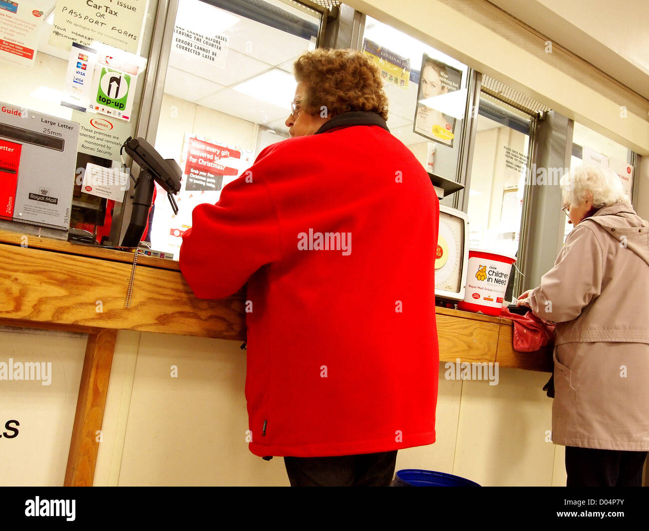 Pensionné mesdames au guichet postal, Novembre 2012 Banque D'Images