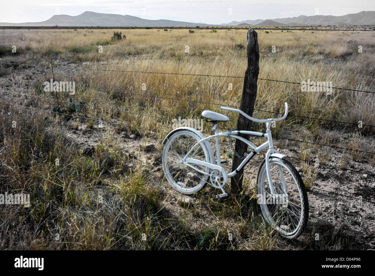 Vélo blanc appelé un vélo fantôme blanc, symbole de la mort d'un cycliste aux Etats-Unis, près de Marathon, Texas Banque D'Images