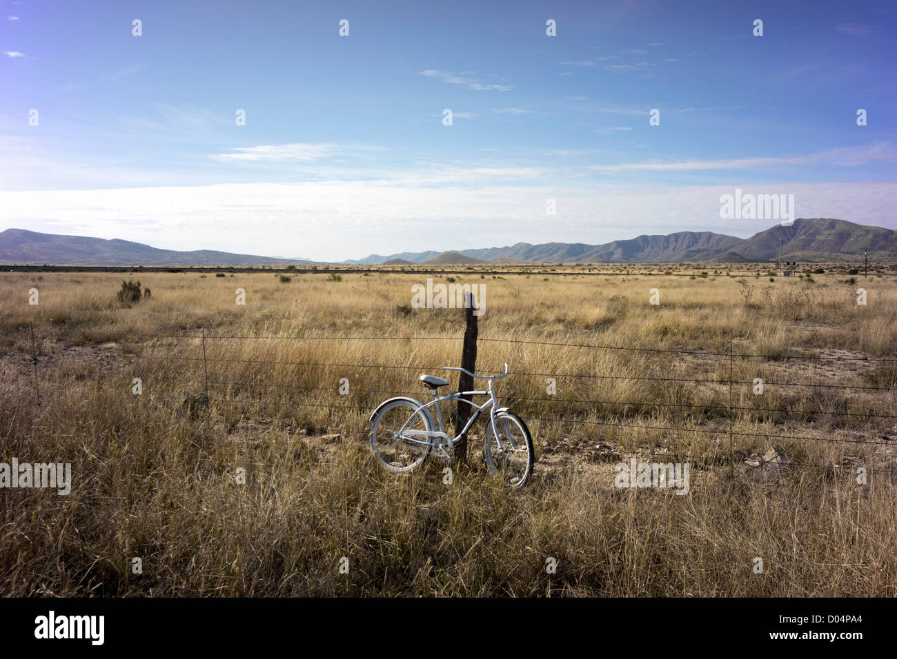 Vélo blanc appelé un vélo fantôme blanc, symbole de la mort d'un cycliste aux Etats-Unis, près de Marathon, Texas Banque D'Images