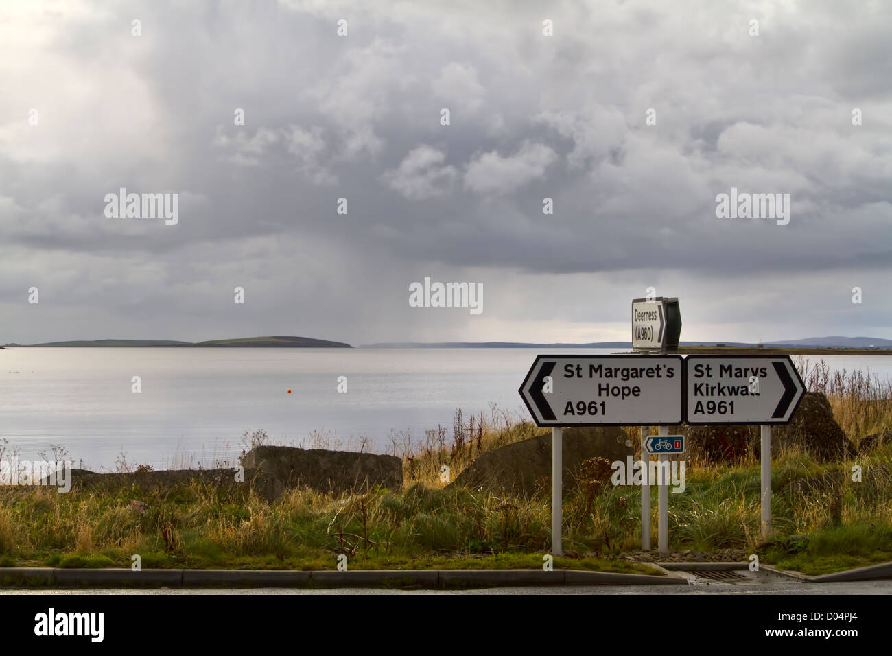 Les panneaux au début de barrière Churchill No1 menant de l'Orkney du continent à l'île de Lamb Holm à Scapa Flow. Banque D'Images