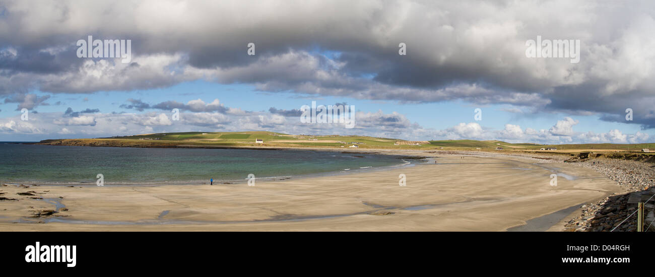 Panorama de Skaill Bay vu du célèbre site néolithique de Skara Brae sur l'île d'Orkney. Banque D'Images