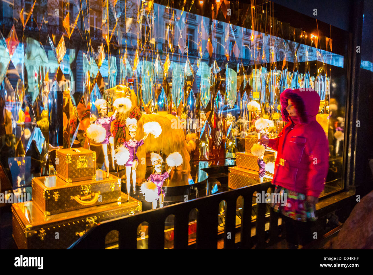 Paris, France, look enfant, Grand magasin français, 'Galeries Lafayette',  profiter des lumières de Noël, décorations, vitrines de magasin, «Louis  Vuitton», marques de mode de luxe LVMH, étiquettes de mode, fenêtres dans la