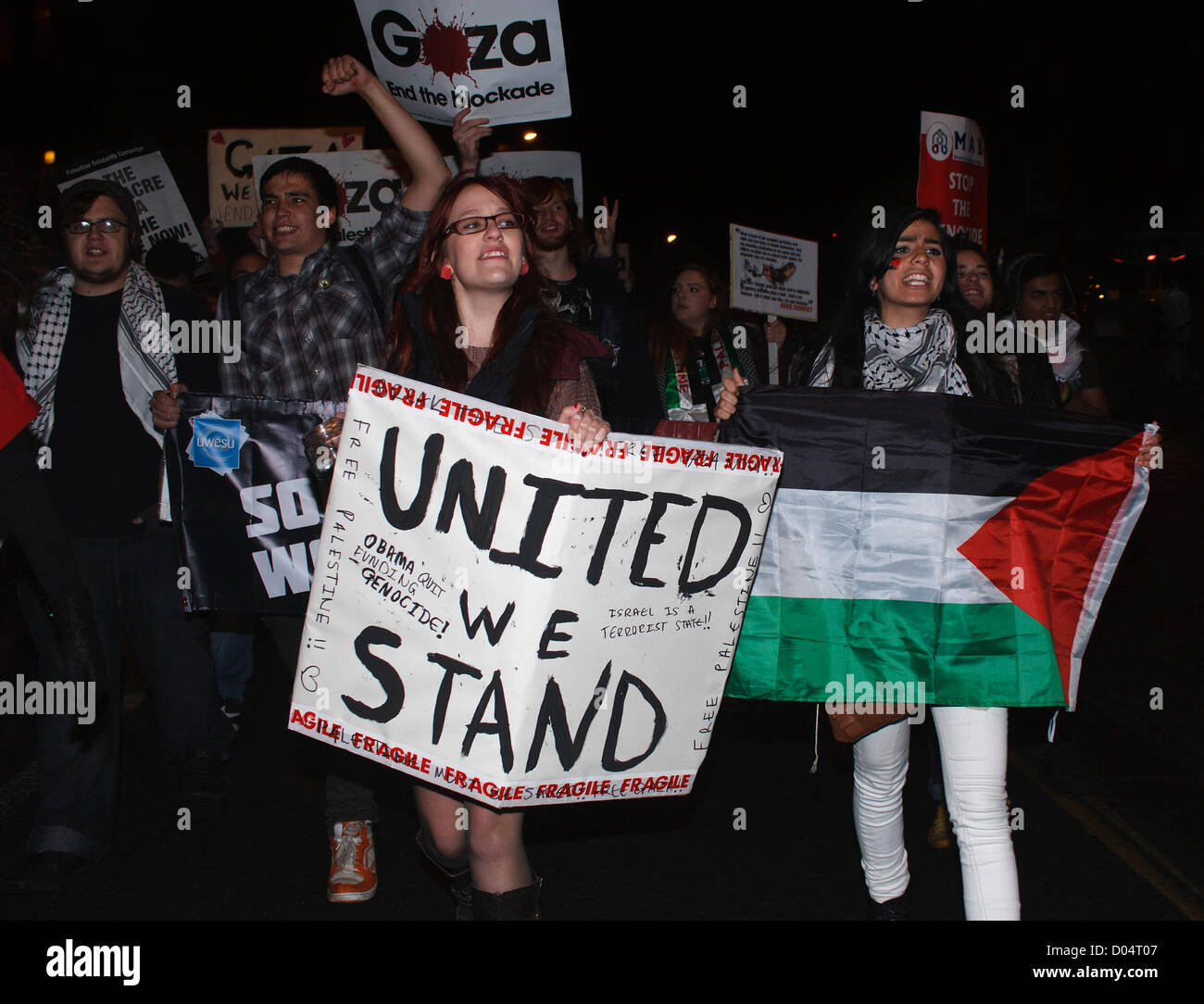 Bristol, Royaume-Uni,Novembre 16th-manifestants contre l'action d'Israël à Gaza sont photographiés alors qu'ils défilent dans le centre-ville de Bristol. Banque D'Images