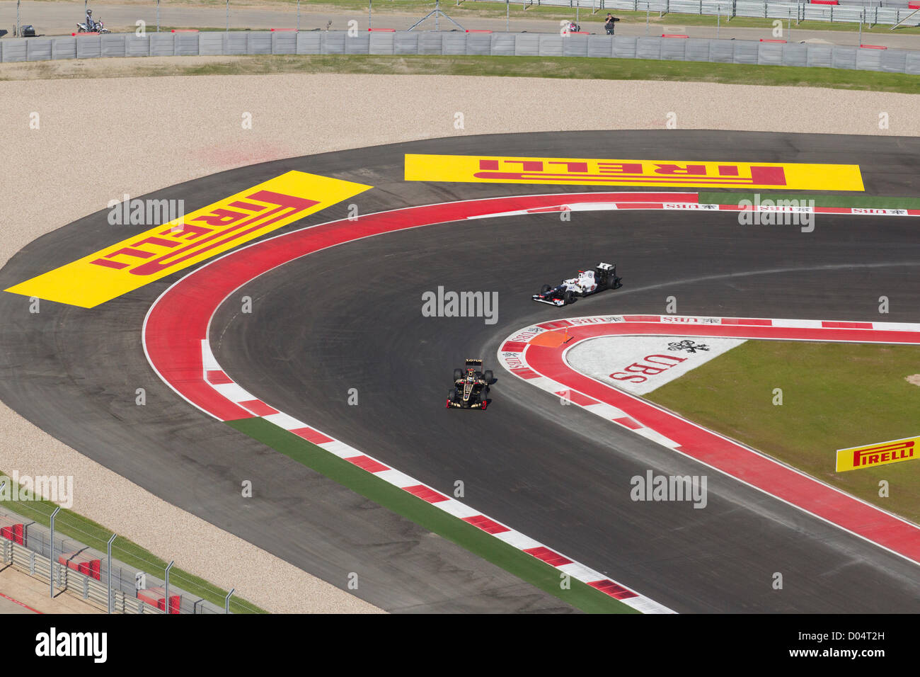 16 novembre 2012, Austin, TX USA : Les pilotes prendre un virage serré avec Pirelli et UBS logos à la séance d'essais du vendredi après-midi pour le Grand Prix des Etats-Unis sur le circuit des Amériques est la voie d'Austin. Banque D'Images