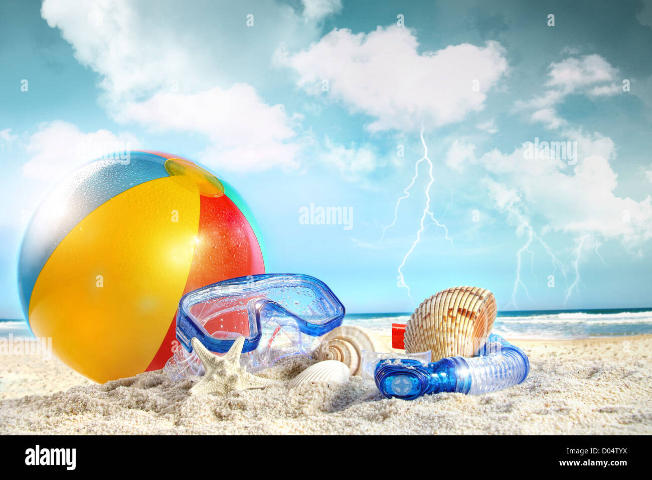 Journée à la plage avec lunettes et ballon de plage Banque D'Images