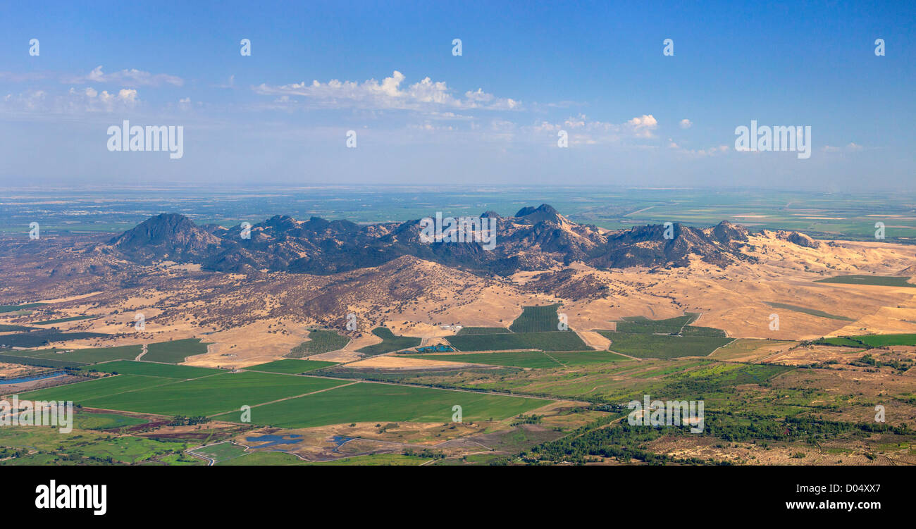 Vue aérienne de l'Sutter Buttes dans la Vallée de Sacramento en Californie. Banque D'Images