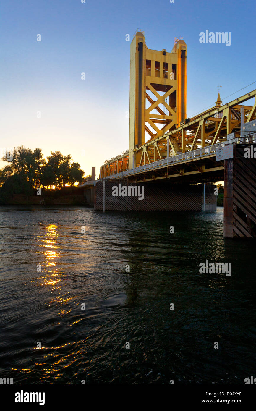 Le Tower Bridge sur la rivière Sacramento au crépuscule. Sacramento, Californie. Banque D'Images