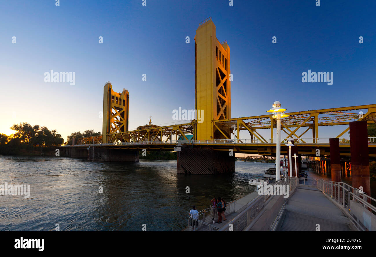 Le Tower Bridge sur la rivière Sacramento au crépuscule. Sacramento, Californie. Banque D'Images