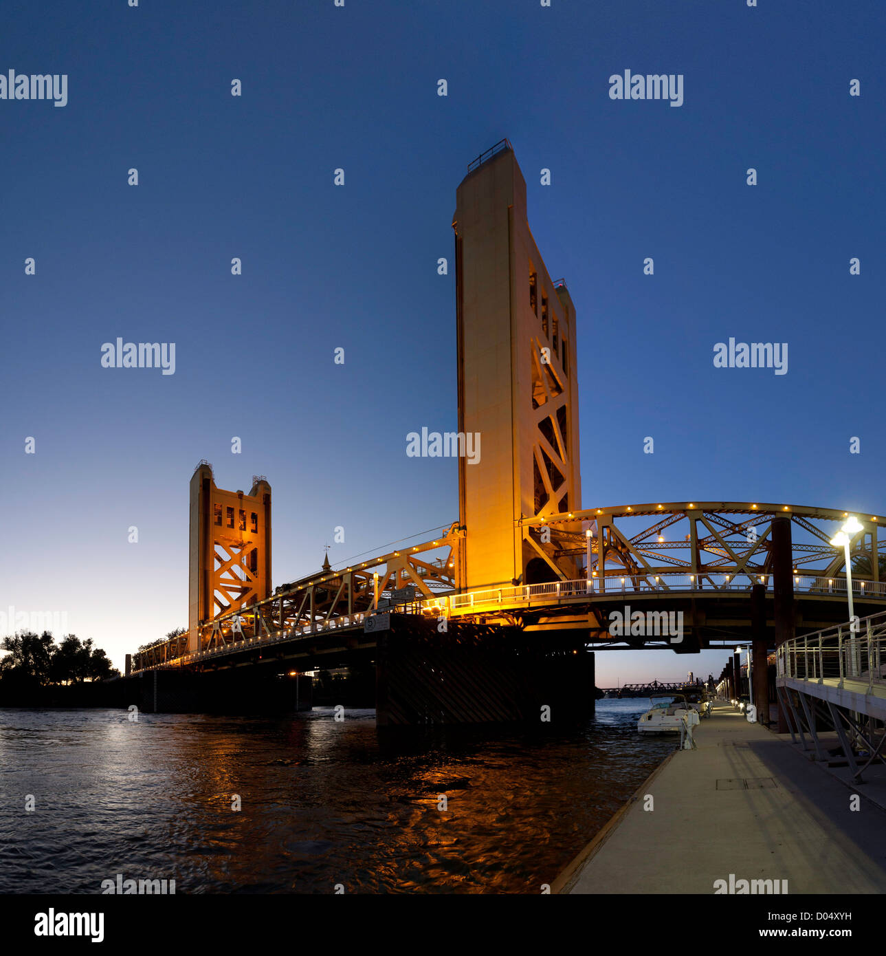 Le Tower Bridge sur la rivière Sacramento au crépuscule. Sacramento, Californie. Banque D'Images
