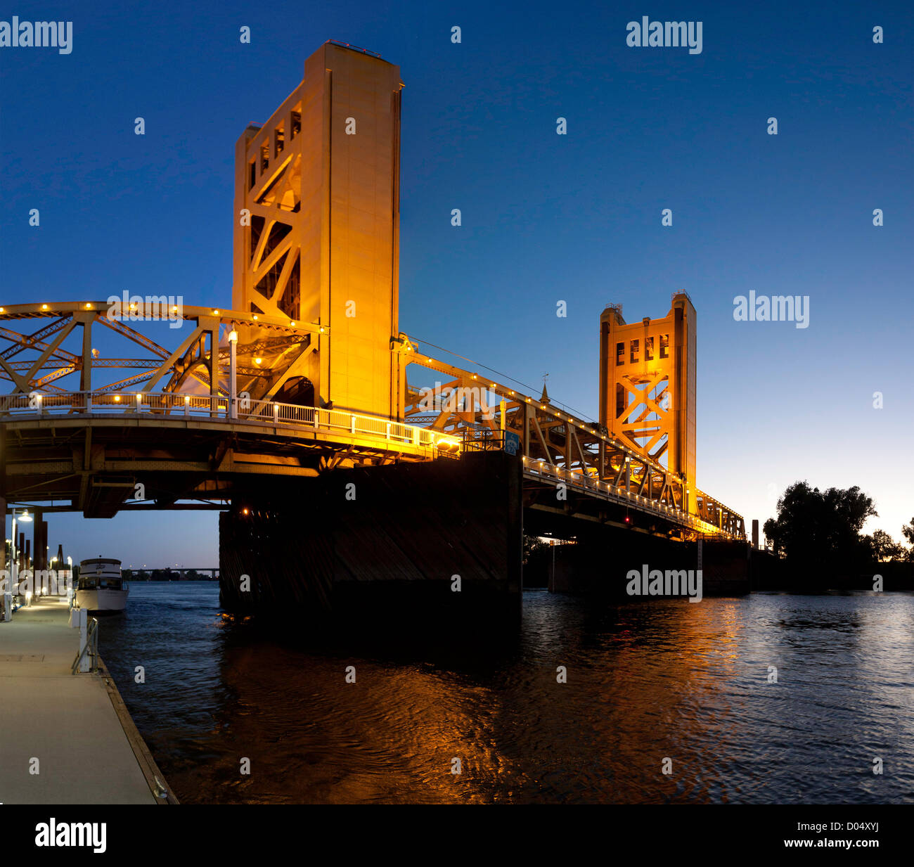 Le Tower Bridge sur la rivière Sacramento au crépuscule. Sacramento, Californie. Banque D'Images