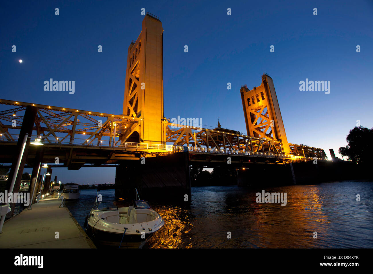 Le Tower Bridge sur la rivière Sacramento au crépuscule. Sacramento, Californie. Banque D'Images