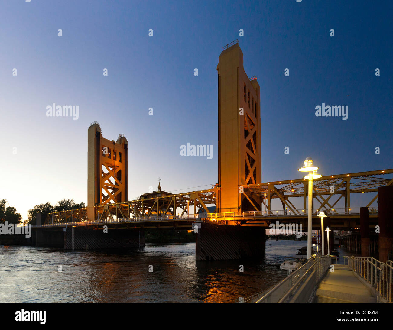 Le Tower Bridge sur la rivière Sacramento au crépuscule. Sacramento, Californie. Banque D'Images