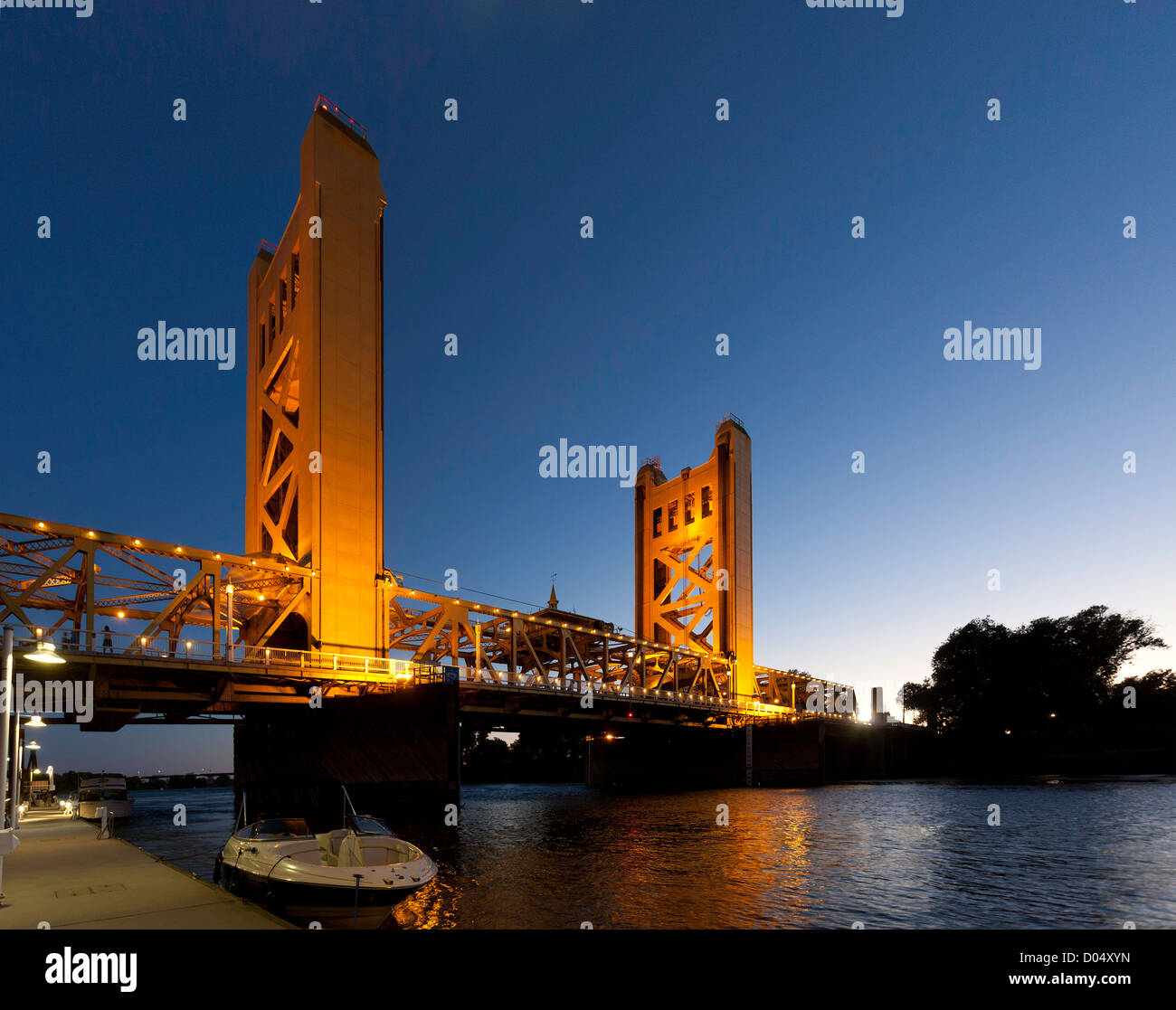 Le Tower Bridge sur la rivière Sacramento au crépuscule. Sacramento, Californie. Banque D'Images