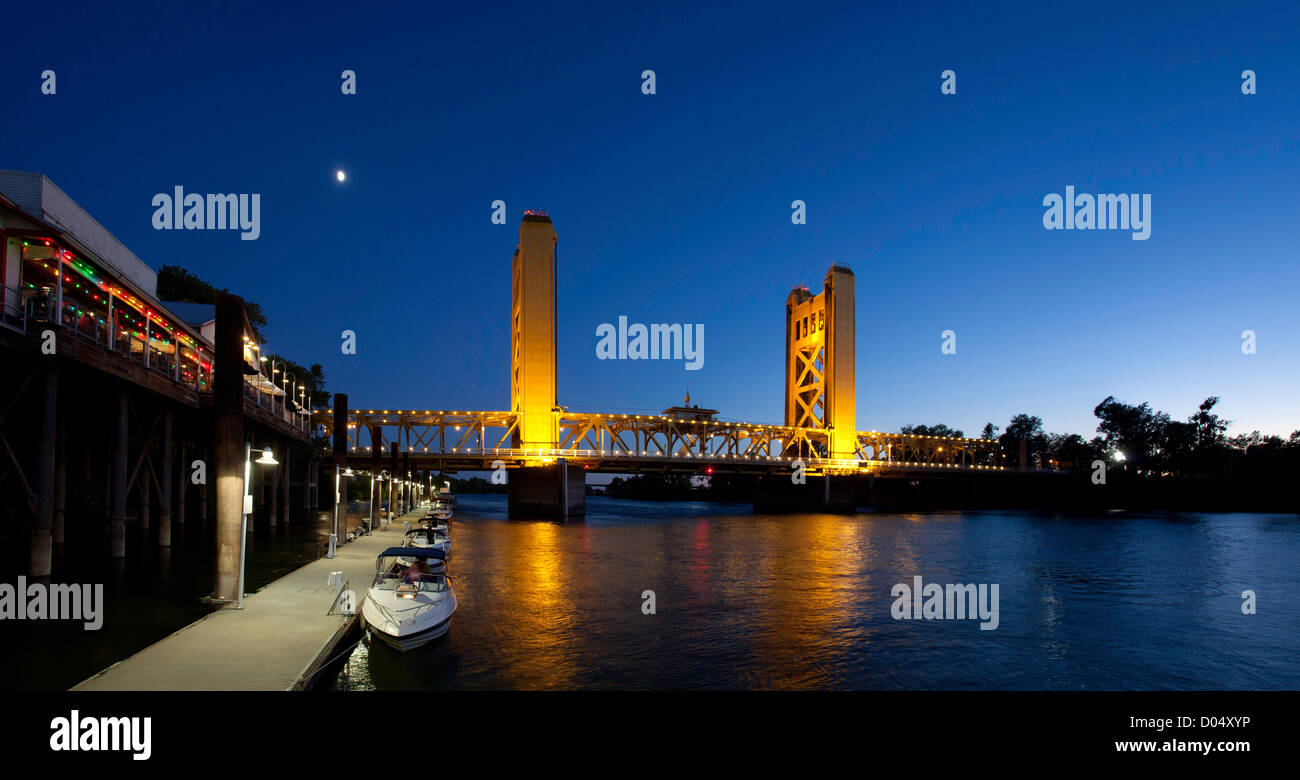 Le Tower Bridge sur la rivière Sacramento au crépuscule. Sacramento, Californie. Banque D'Images