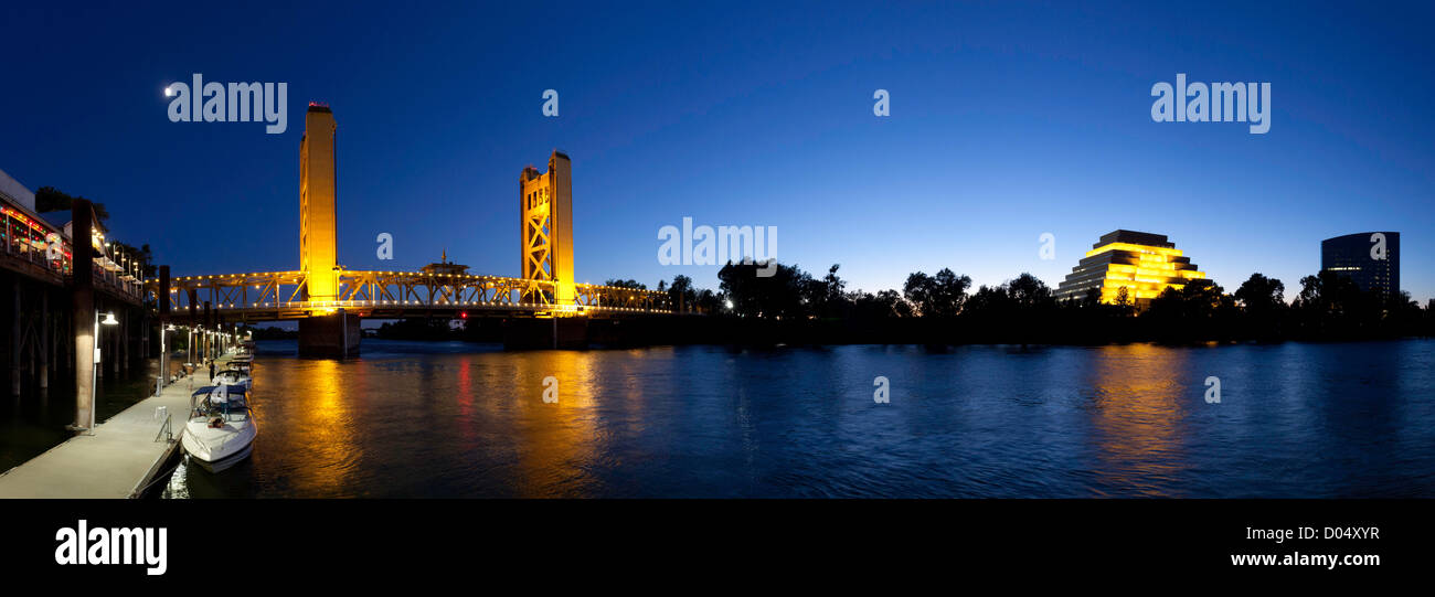 Le Tower Bridge sur la rivière Sacramento au crépuscule. Sacramento, Californie. Banque D'Images