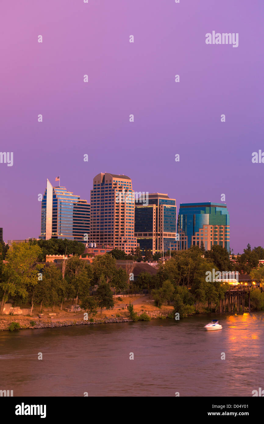 Les bâtiments du centre-ville de Sacramento au crépuscule. Sacramento, Californie. Banque D'Images