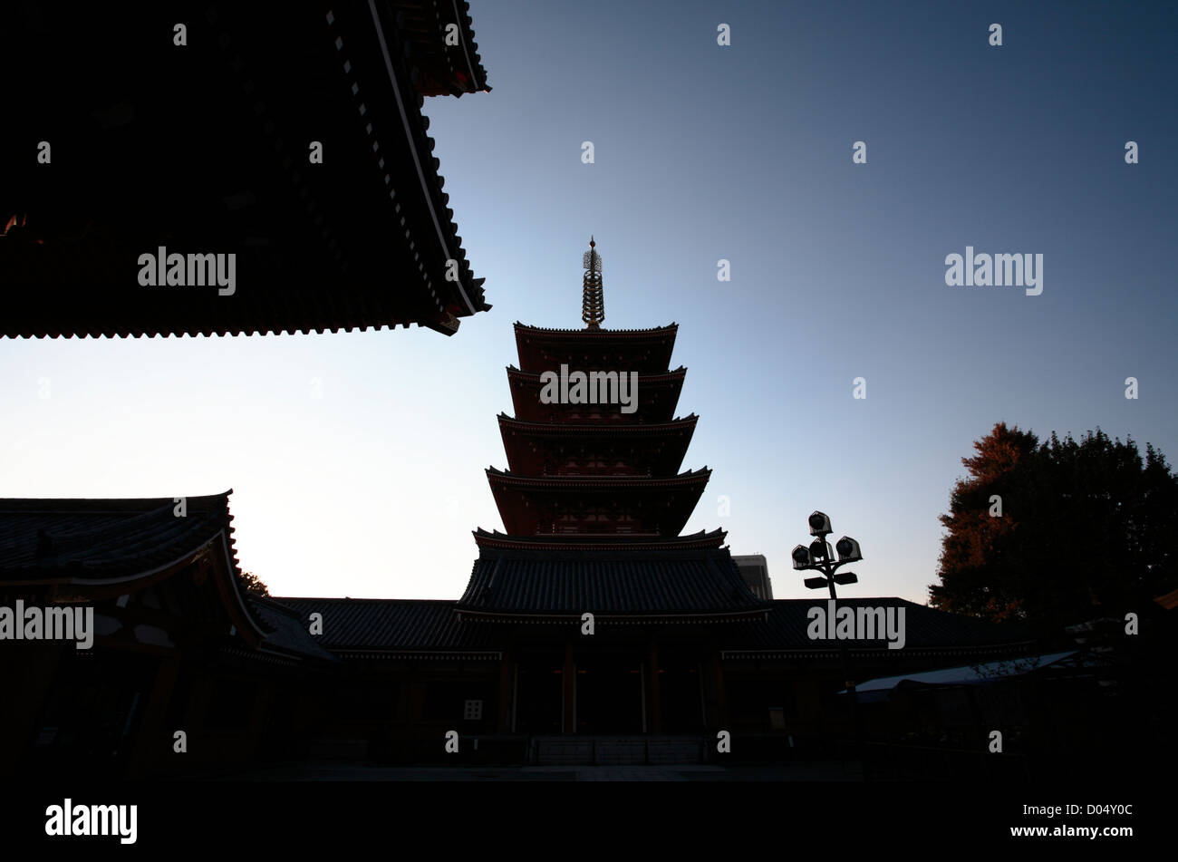 TOKYO, JAPON, 1er novembre, 2012. Le temple Sensoji pagode à cinq étages sur une silhouette bleu clair jour, au coucher du soleil au Japon. Banque D'Images