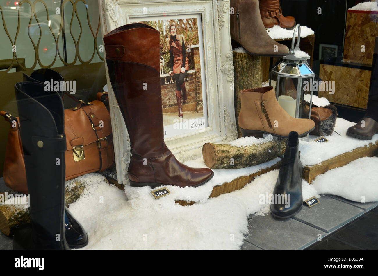 Magasin de chaussures Clarks affichage fenêtre hiver gamme de bottes et chaussures Banque D'Images