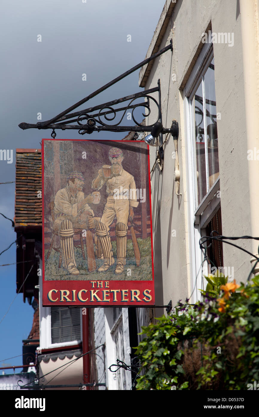 Le Cricketers arms enseigne de pub, Canterbury High street, Canterbury, Kent, UK. Banque D'Images