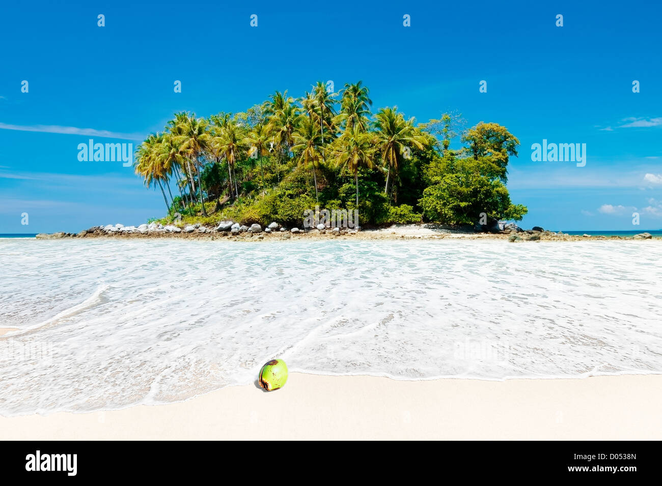 L'île tropicale et plage de sable blanc Banque D'Images L'île tropicale et plage de sable blanc Banque D'Images