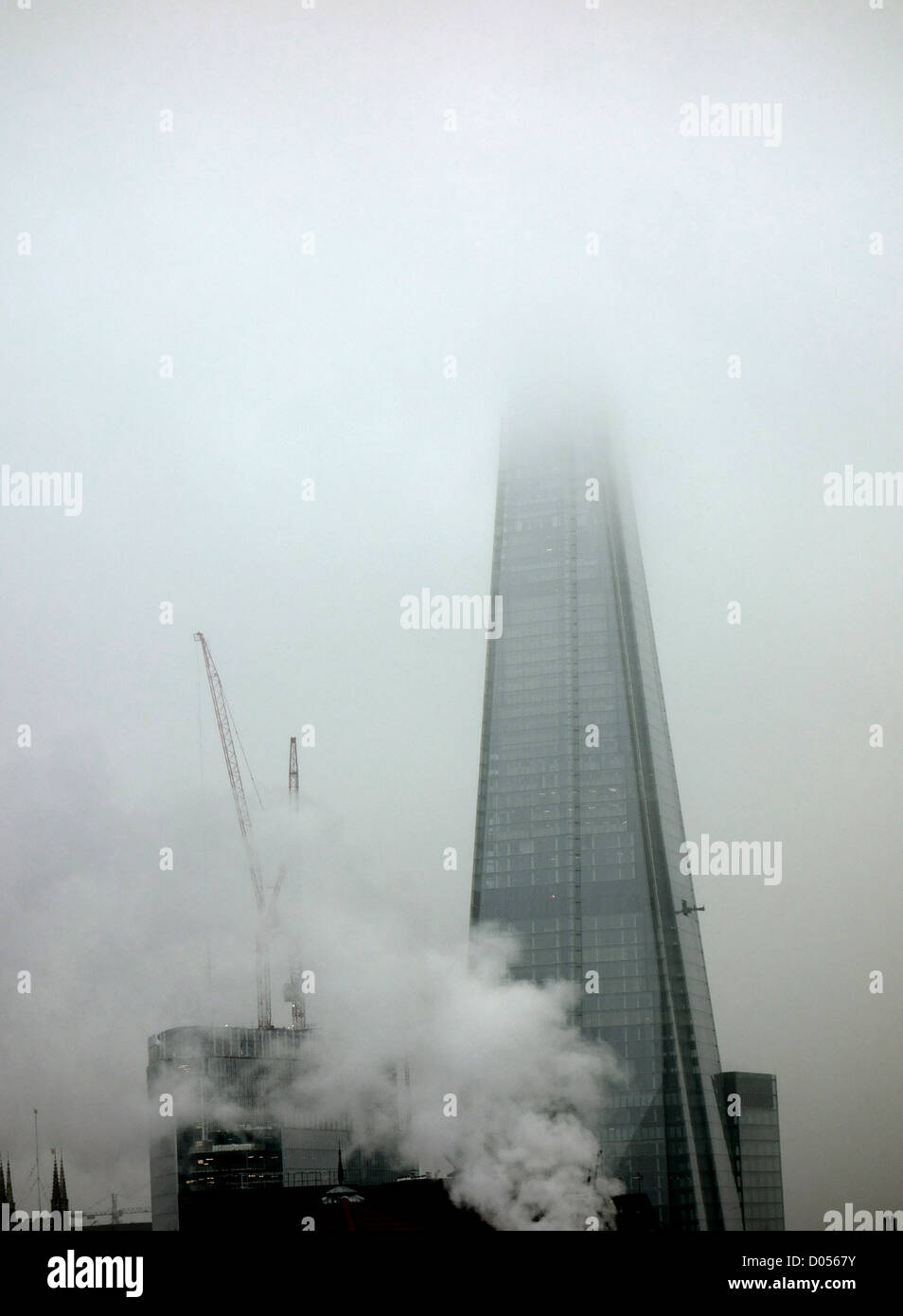 Haut de la Shard enveloppée de nuages bas ou brouillard, Londres Banque D'Images
