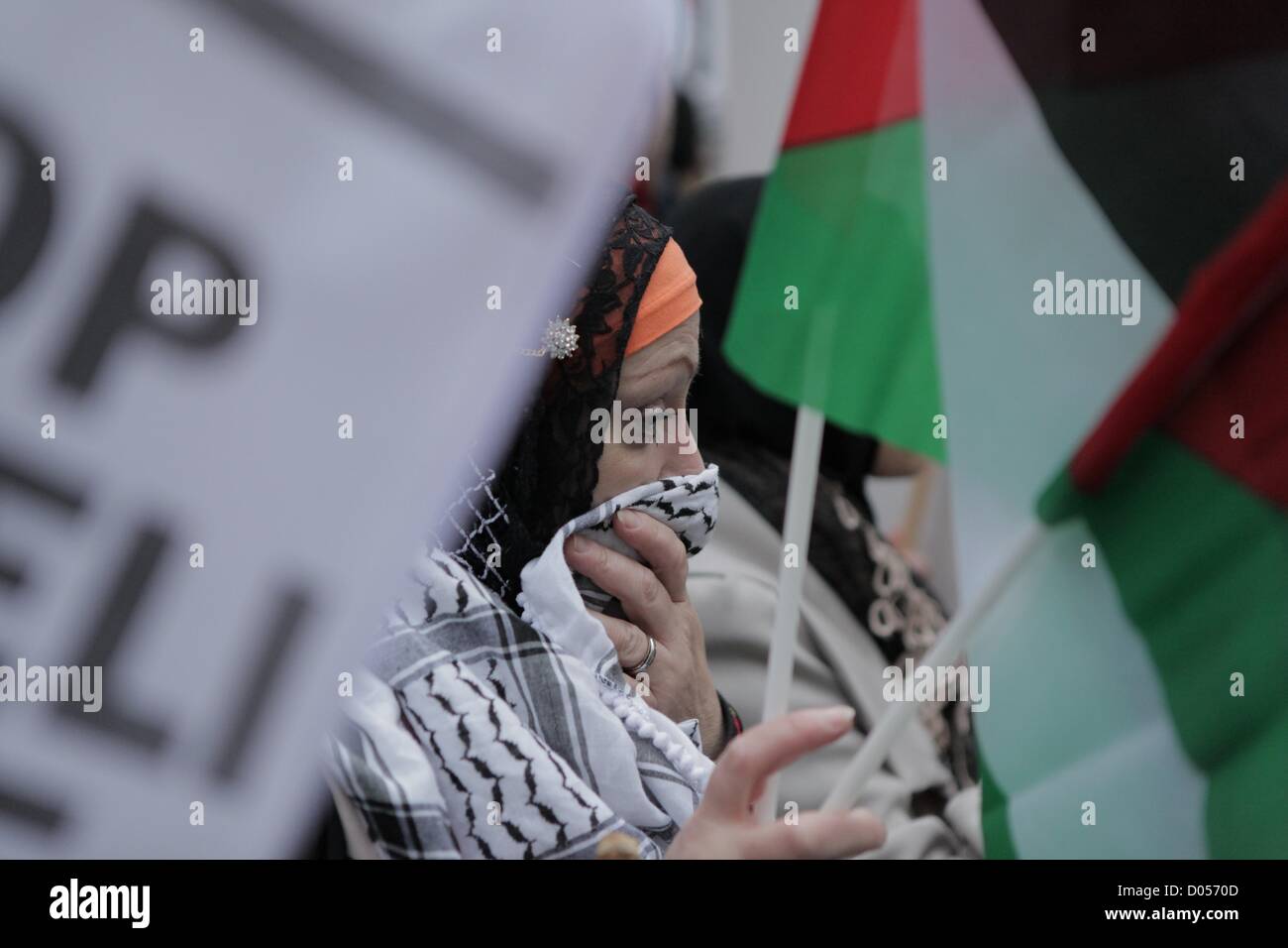 Londres, Royaume-Uni. 17 novembre 2012. Les groupes palestiniens Pro organiser une manifestation devant l'Ambassade israélienne à Londres aujourd'hui en réponse à l'escalade de la violence dans la bande de Gaza. George crédit Henton / Alamy Live News Banque D'Images