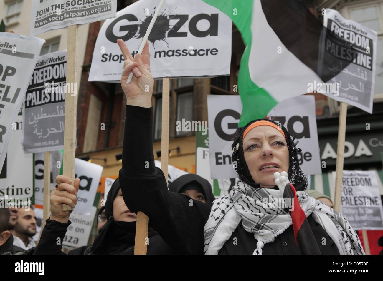 Londres, Royaume-Uni. 17 novembre 2012. Les groupes palestiniens Pro organiser une manifestation devant l'Ambassade israélienne à Londres aujourd'hui en réponse à l'escalade de la violence dans la bande de Gaza. George crédit Henton / Alamy Live News Banque D'Images