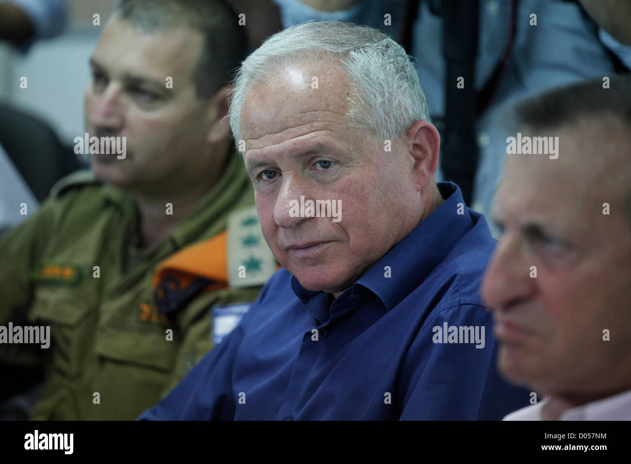Le ministre de la Défense israélien Accueil/Avi Dichter à la salle de commande d'urgence de la municipalité de Tel Aviv, dans le sud de Tel Aviv Banque D'Images