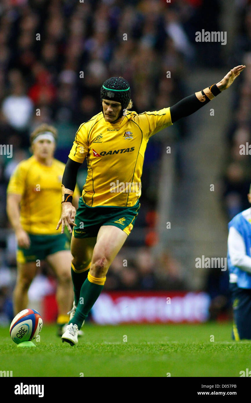 Londres, ANGLETERRE - 17 novembre : Berrick Barnes, de l'Australie lance une conversion au cours de l'international QBE match entre l'Angleterre et l'Australie à Twickenham le 17 novembre 2012 à Londres, en Angleterre (Photo de Mitchell Gunn/ESPA) Banque D'Images