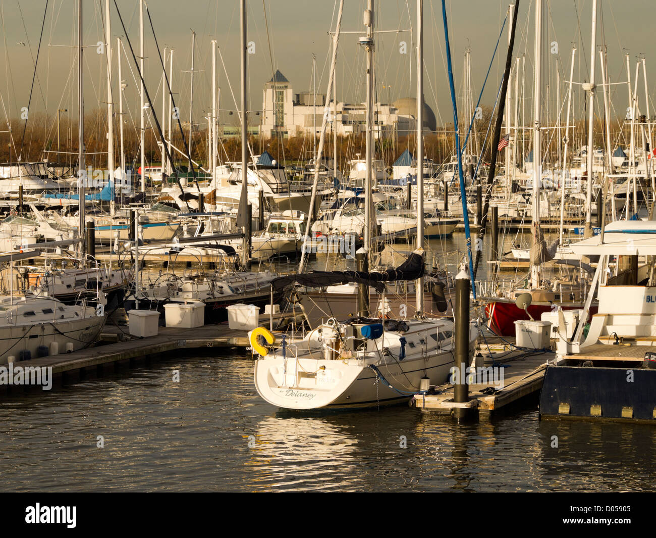 Jersey City Marina avec science museum en arrière-plan Banque D'Images