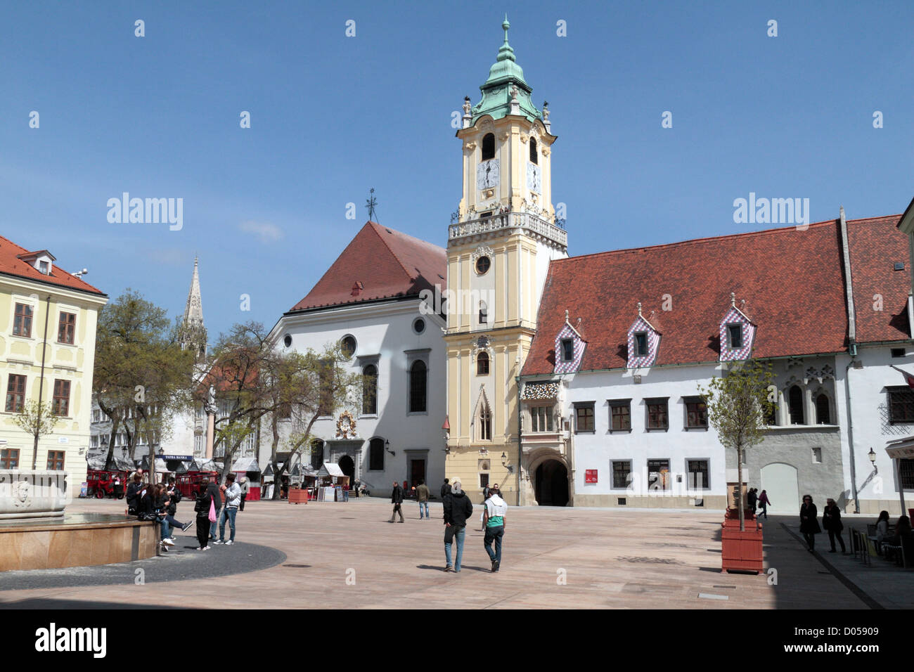 Vue générale de la place principale, Hlavne namestie, vers le Musée de la ville de Bratislava, Vieille Ville, Bratislava, Slovaquie Banque D'Images