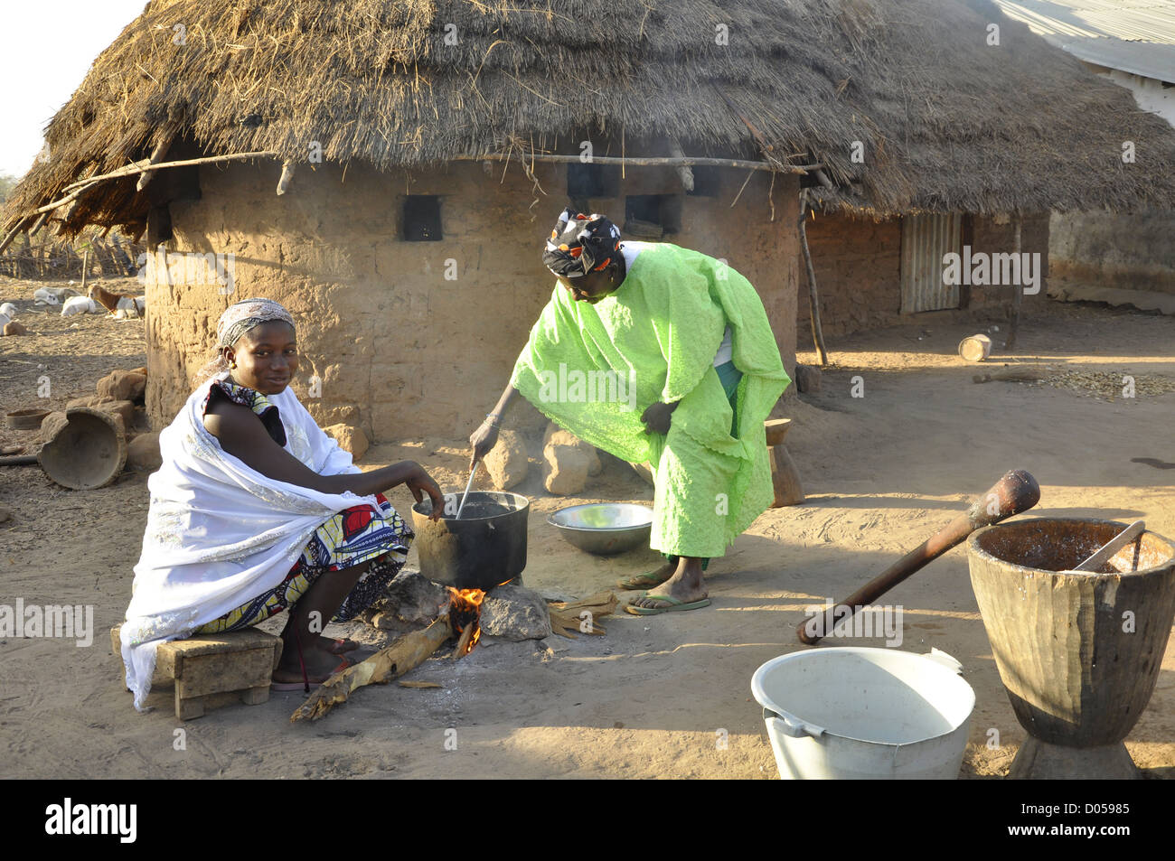 Les femmes cuisiner à l'extérieur, la Gambie. Banque D'Images