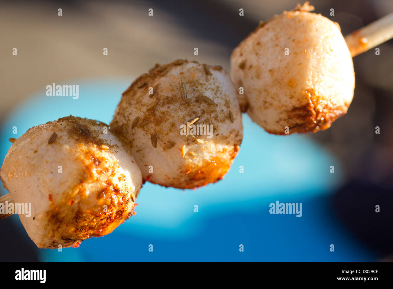 Skewered chinois fishballs, grillé dans le style Xian Banque D'Images