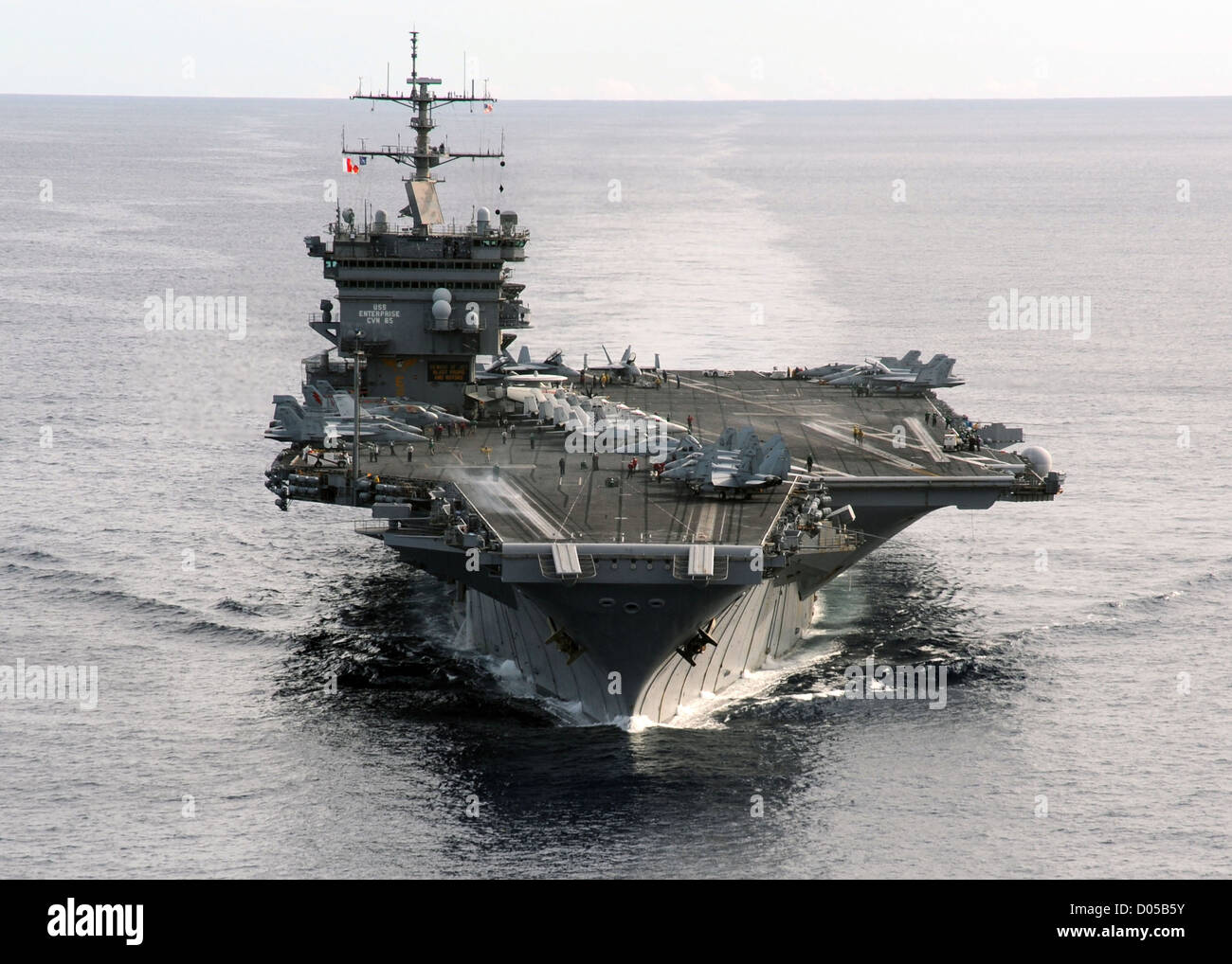 Le porte-avions USS Enterprise est en cours dans l'Océan Atlantique le 25 janvier 2012 au cours d'une unité de formation composite de l'exercice. Banque D'Images