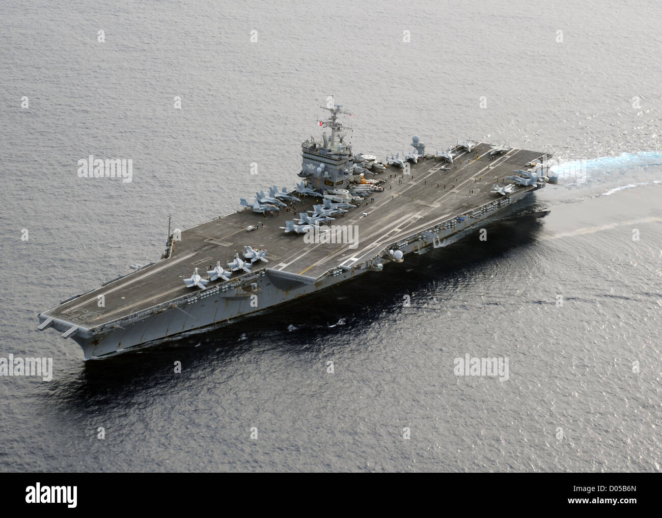 Le porte-avions USS Enterprise est en cours dans l'Océan Atlantique le 25 janvier 2012 au cours d'une unité de formation composite de l'exercice. Banque D'Images