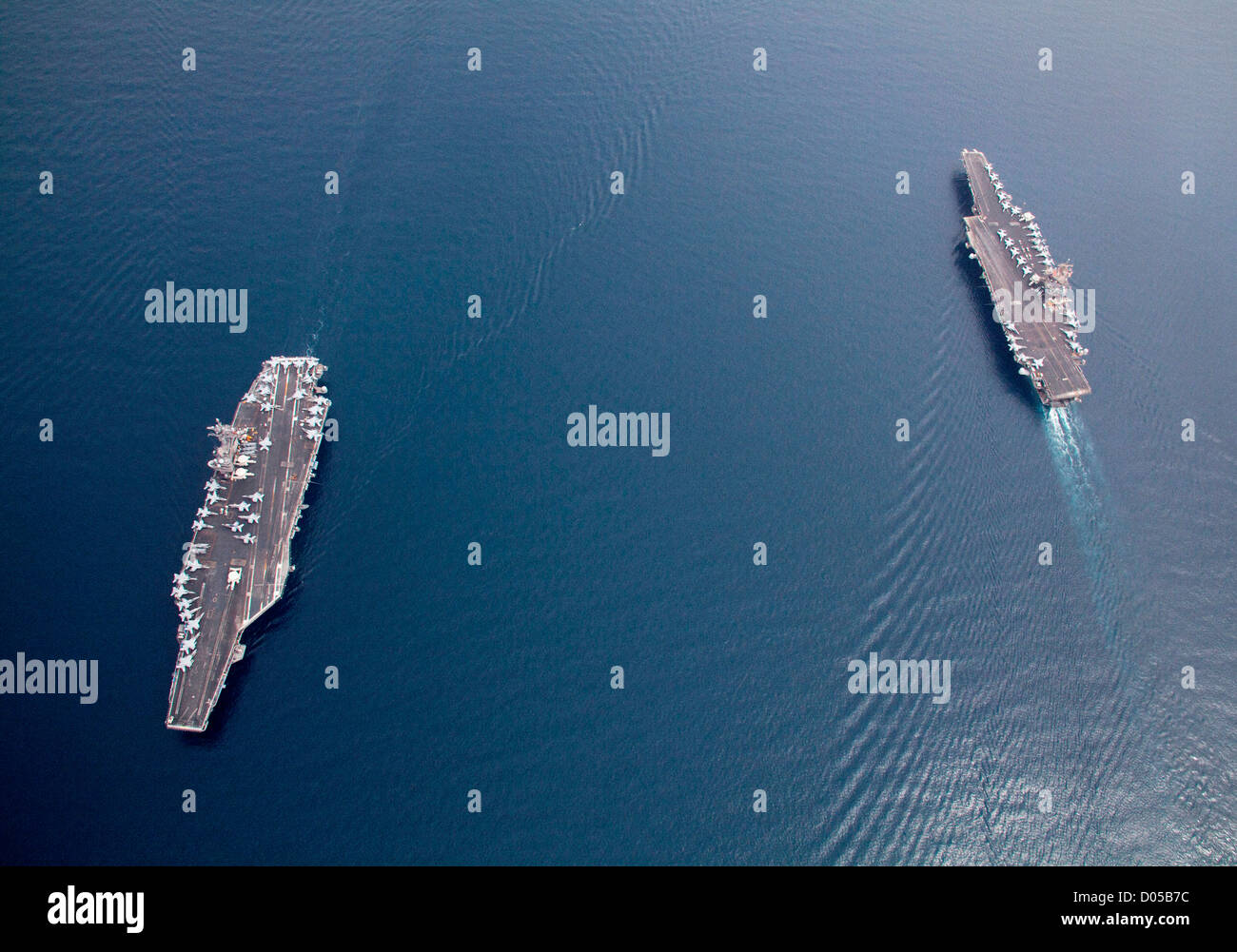 La plus ancienne de la Marine porte-avions USS Enterprise, droite, passe le plus récent de la Marine porte-avions USS George HW Bush le 21 juin 2011 lors du passage en transit du détroit de Bab el Mandeb dans la mer Rouge. Banque D'Images