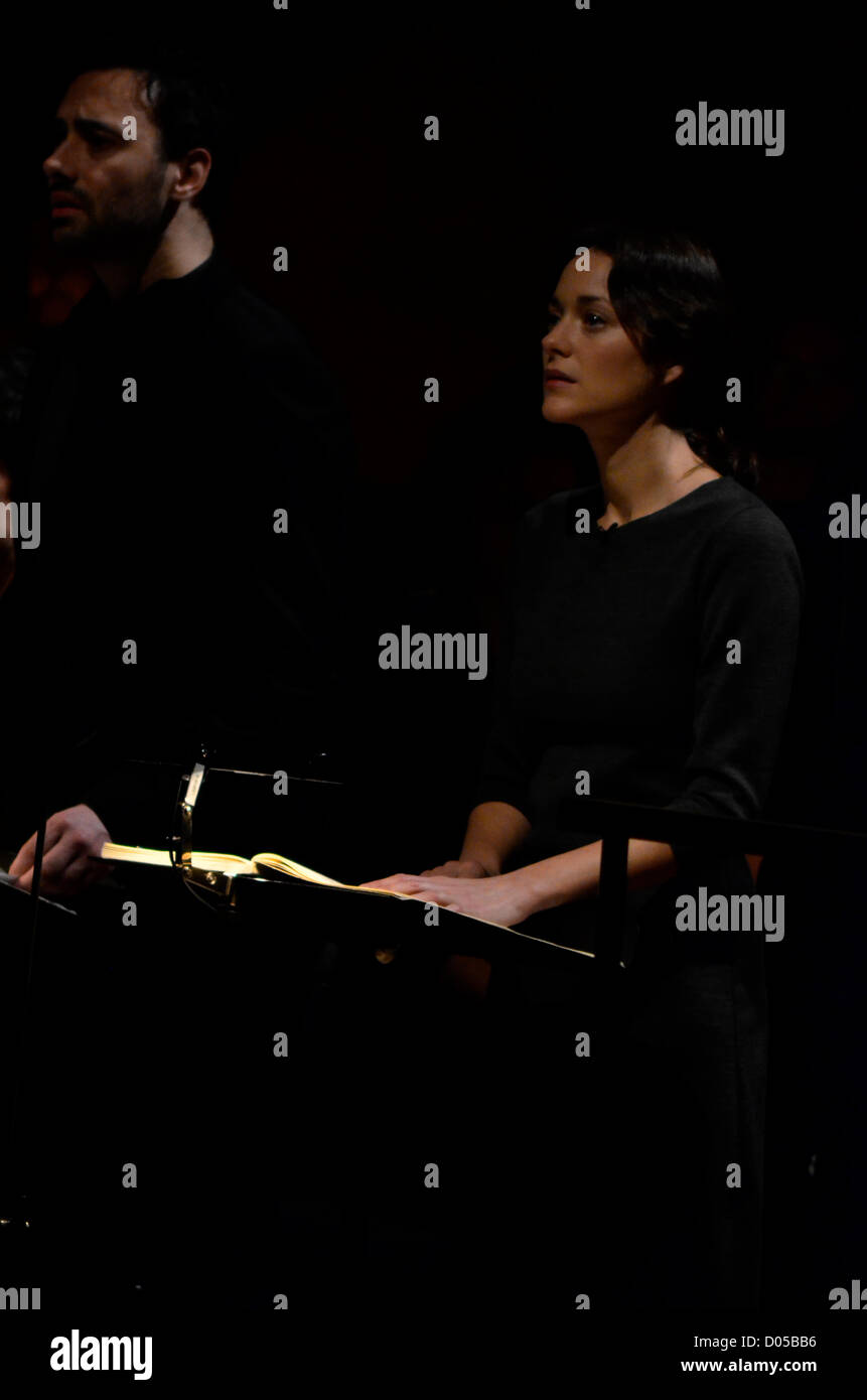 Marion Cotillard, l'actrice française qui a gagné un Oscar pour le portrait de la vie d'Edith Piaf dans La Vie en Rose, les pièces de théâtre Jeanne d'Arc le 17 novembre 2012 à 19 h (heure locale) sur la scène de l'Auditori de Barcelone (Espagne). Le jeu s'appelle oratoire de Jeanne d'Arc au bûcher (opus d'Arthur Honegger) et a été dirigé par Marc Soustrot. Acteur Xavier Gallais à gauche. Banque D'Images