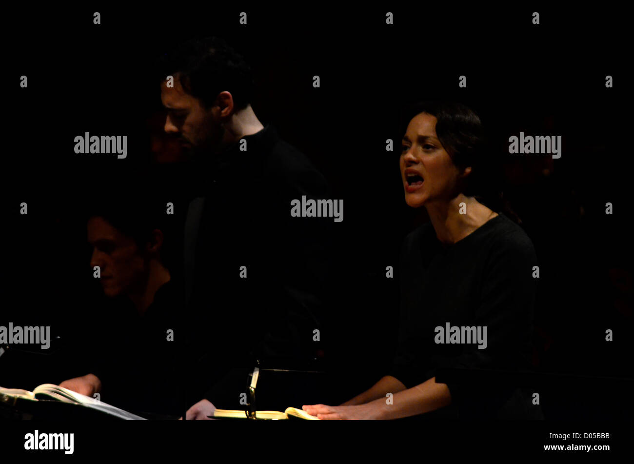 Marion Cotillard, l'actrice française qui a gagné un Oscar pour le portrait de la vie d'Edith Piaf dans La Vie en Rose, les pièces de théâtre Jeanne d'Arc le 17 novembre 2012 à 19 h (heure locale) sur la scène de l'Auditori de Barcelone (Espagne). Le jeu s'appelle oratoire de Jeanne d'Arc au bûcher (opus d'Arthur Honegger) et a été dirigé par Marc Soustrot. De gauche à droite : Marion Cotillard, Xavier Gallais et Carles Romero Vidal. Banque D'Images