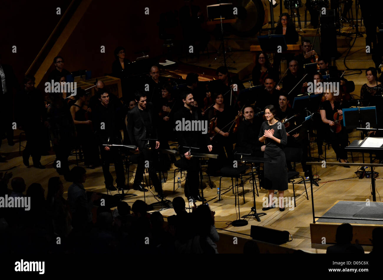 Marion Cotillard, l'actrice française qui a gagné un Oscar pour le portrait de la vie d'Edith Piaf dans La Vie en Rose, les pièces de théâtre Jeanne d'Arc le 17 novembre 2012 à 19 h (heure locale) sur la scène de l'Auditori de Barcelone (Espagne). Le jeu s'appelle oratoire de Jeanne d'Arc au bûcher (opus d'Arthur Honegger) et a été dirigé par Marc Soustrot. De gauche à droite : Marion Cotillard, Xavier Gallais, Carles Romero Vidal et Pep Planas revenir dans le stade pour dire merci au public pour la deuxième fois à la fin de l'exposition Banque D'Images