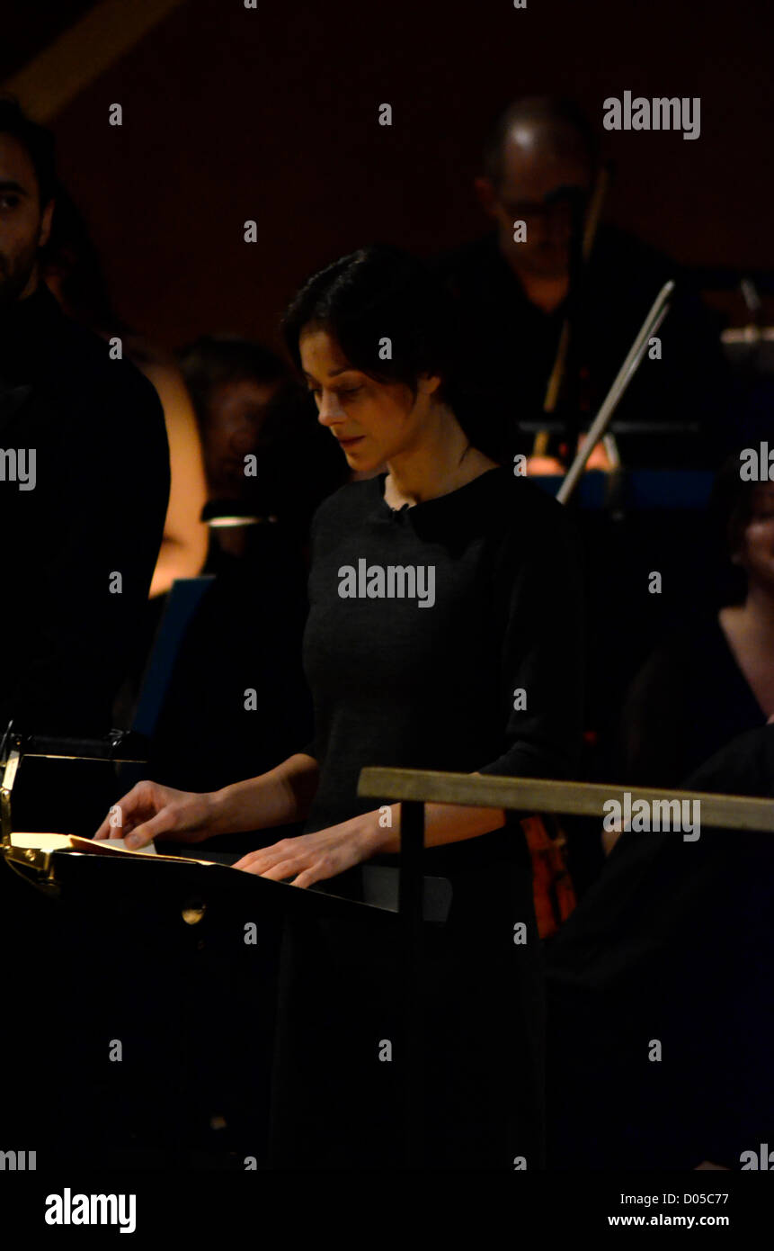 Marion Cotillard, l'actrice française qui a gagné un Oscar pour le portrait de la vie d'Edith Piaf dans La Vie en Rose, les pièces de théâtre Jeanne d'Arc le 17 novembre 2012 à 19 h (heure locale) sur la scène de l'Auditori de Barcelone (Espagne). Le jeu s'appelle oratoire de Jeanne d'Arc au bûcher (opus d'Arthur Honegger) et a été dirigé par Marc Soustrot. Banque D'Images