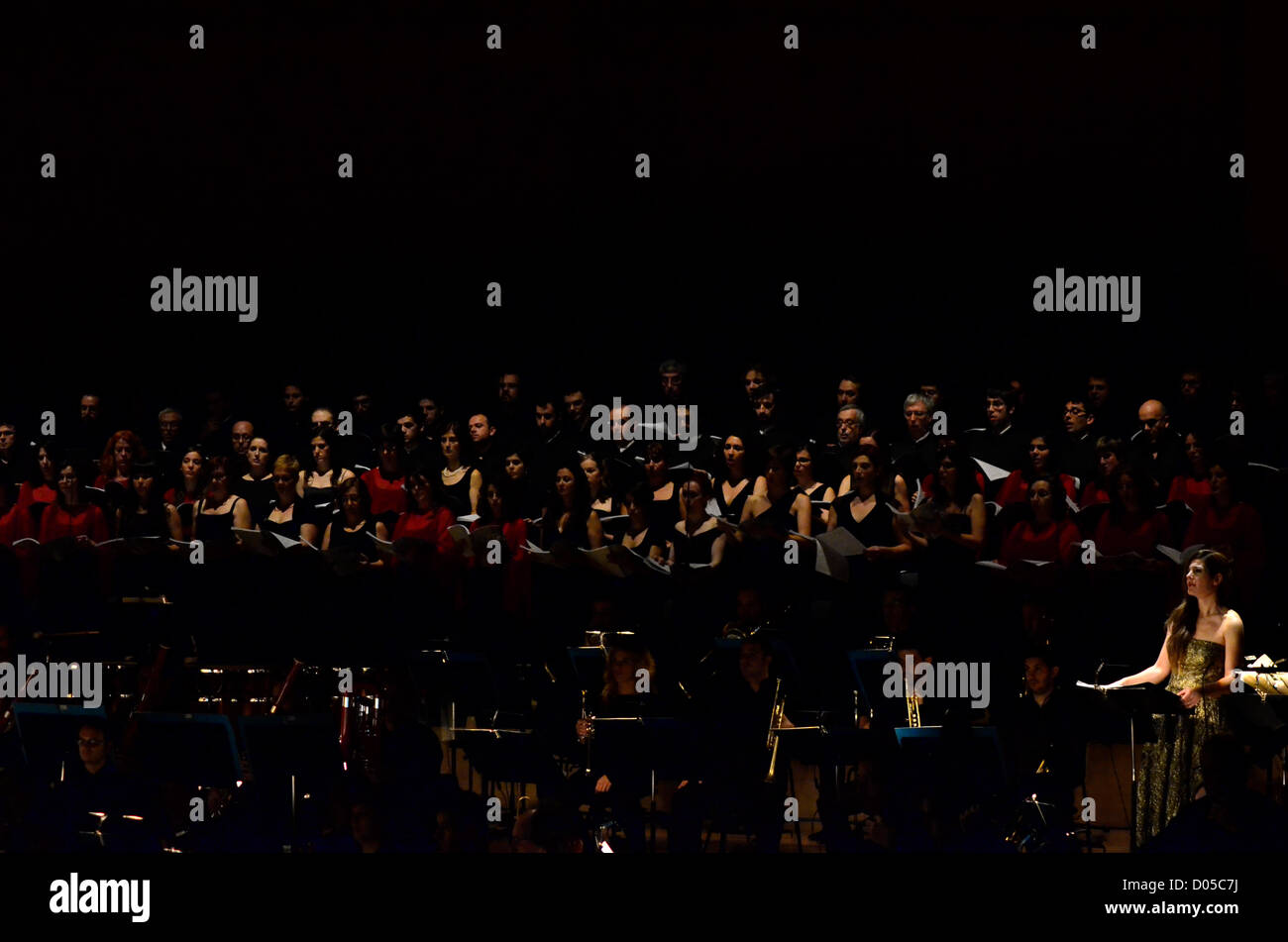 Marion Cotillard, l'actrice française qui a gagné un Oscar pour le portrait de la vie d'Edith Piaf dans La Vie en Rose, les pièces de théâtre Jeanne d'Arc le 17 novembre 2012 à 19 h (heure locale) sur la scène de l'Auditori de Barcelone (Espagne). Le jeu s'appelle oratoire de Jeanne d'Arc au bûcher (opus d'Arthur Honegger) et a été dirigé par Marc Soustrot. La soprano María Hinojosa et chorus. Près de 200 personnes sur scène. Banque D'Images