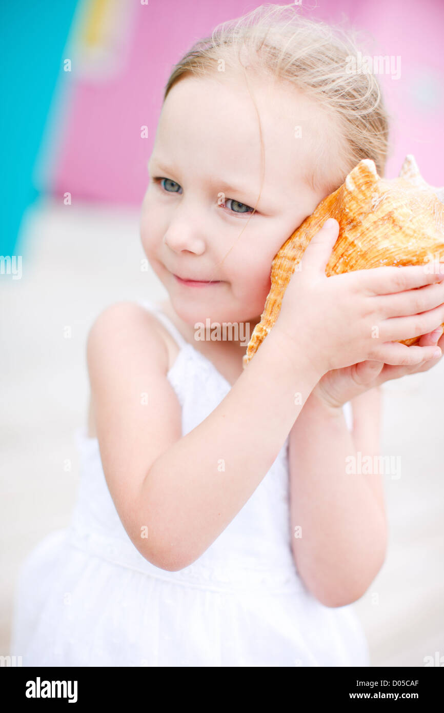 Petite fille avec seashell Banque D'Images