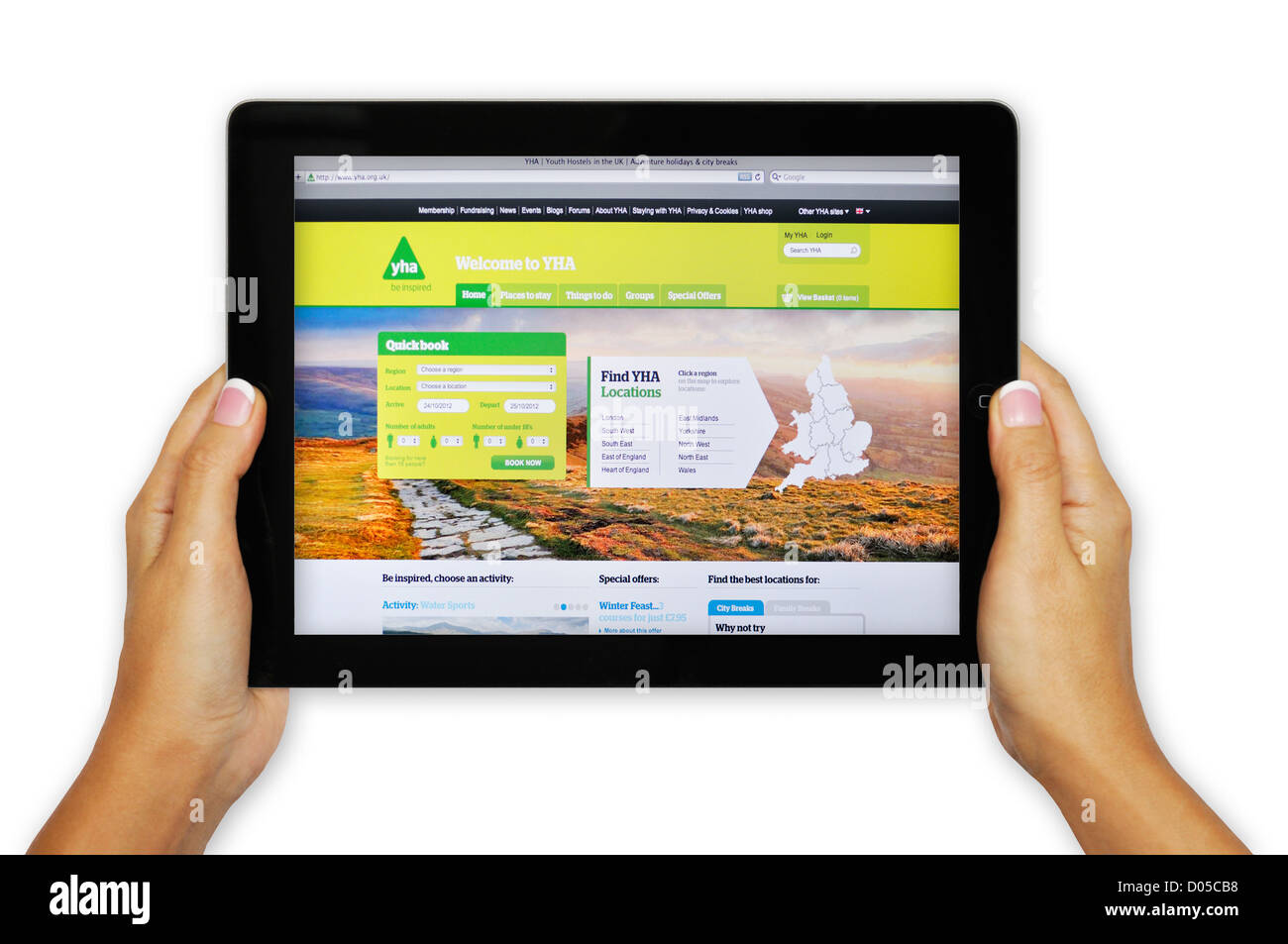 Montrant l'écran de l'iPad en ligne site web Auberge de Jeunesse - Youth hosteling Banque D'Images