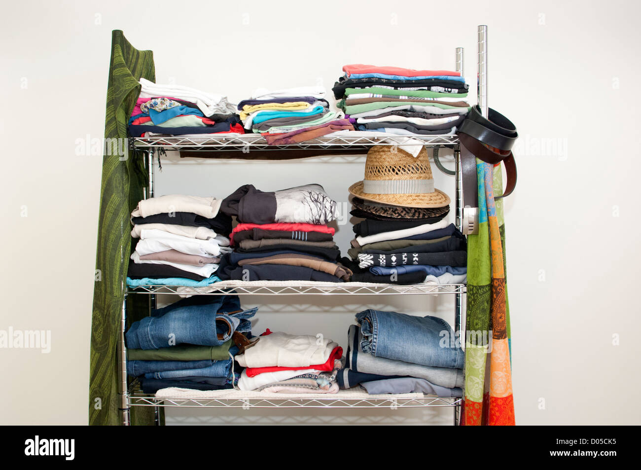 Rack de vêtements empilés avec des vêtements pour hommes et femmes, avec  des jeans, T-shirts, des écharpes, des chapeaux et plus Photo Stock - Alamy