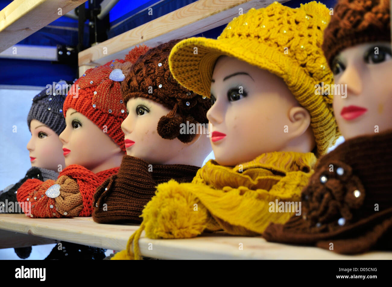 Mannequins tête afficher sur les chapeaux et foulards a market stall Banque D'Images