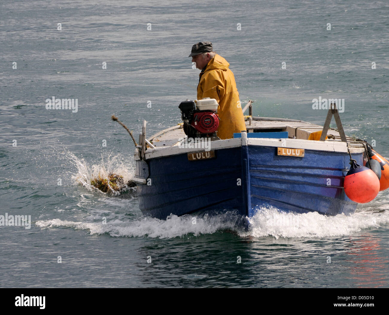 Un pêcheur de crabe tombe son dernier pot. Scrabster, Caithness, Ecosse, Royaume-Uni. Banque D'Images