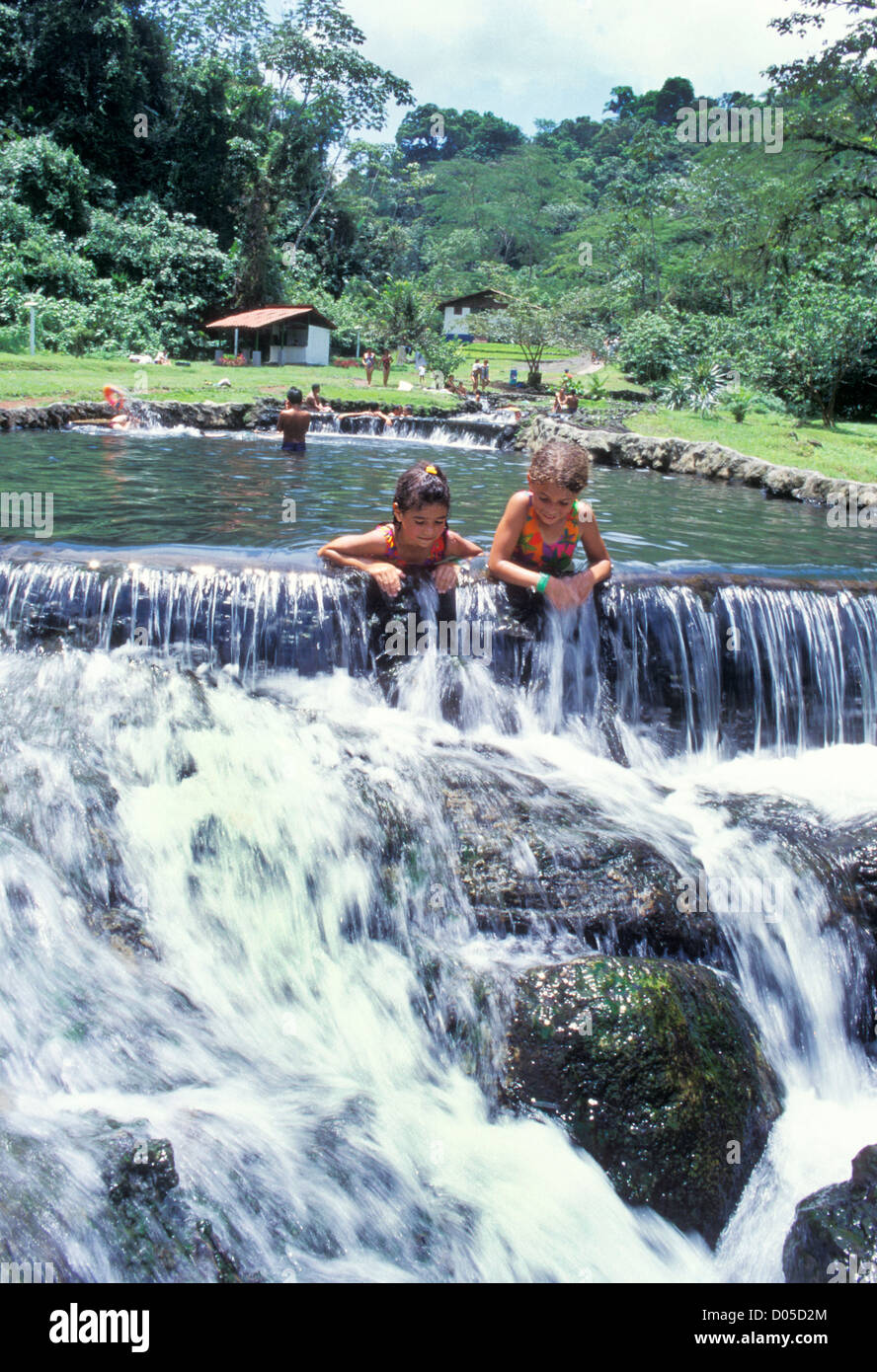 Petites filles à Balneario Hot Springs Resort, Volcan Arenal, Alajuela, Costa Rica Banque D'Images
