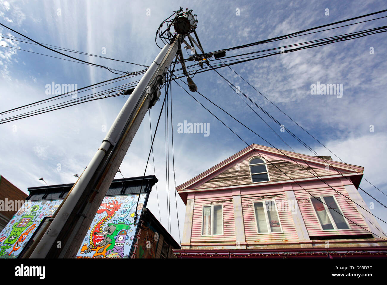 Boîtier en bois et l'électricité des lignes de transport d'électricité, Provincetown, Cape Cod, Massachusetts, Nord Banque D'Images