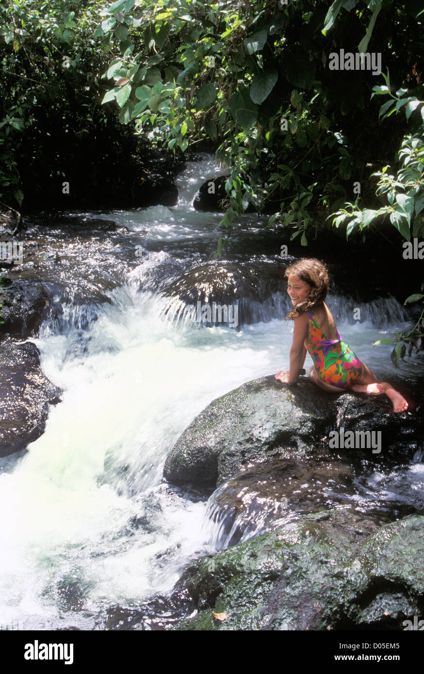 Petite fille à l'Hotel Hot Springs Resort, Volcan Arenal, Alajuela, Costa Rica Banque D'Images